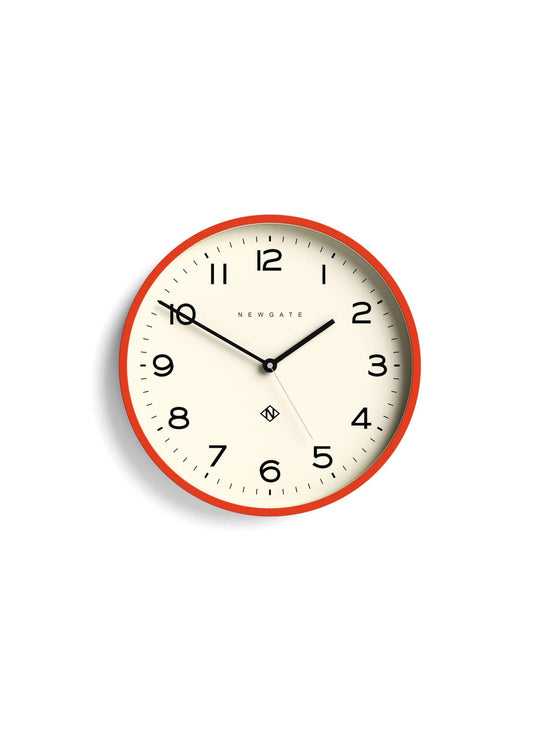 Horloge murale Echo Number Three Newgate : horloge moderne, orange et style graphique.