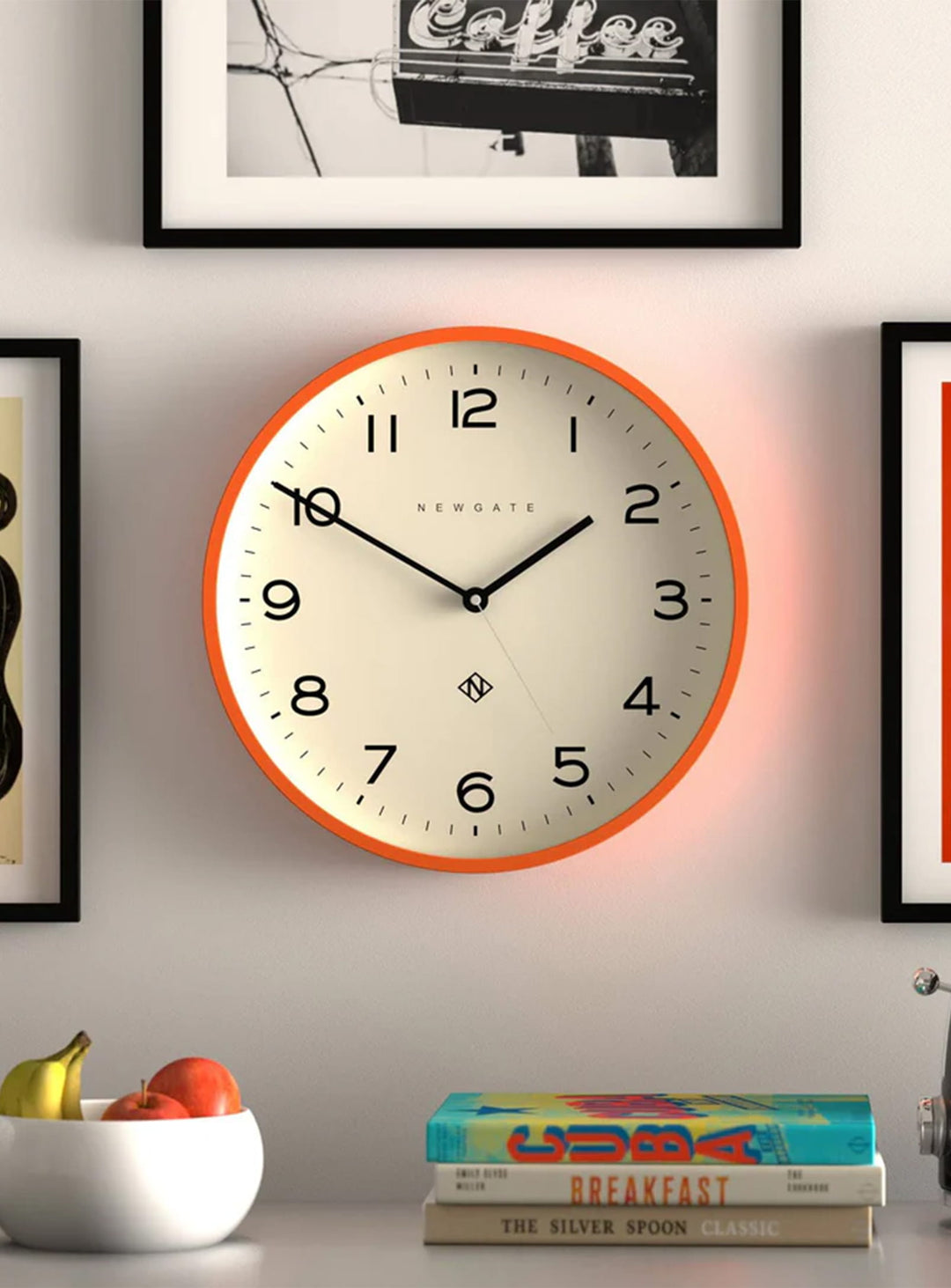 Horloge murale Echo Number Three Newgate : horloge design orange, style moderne.