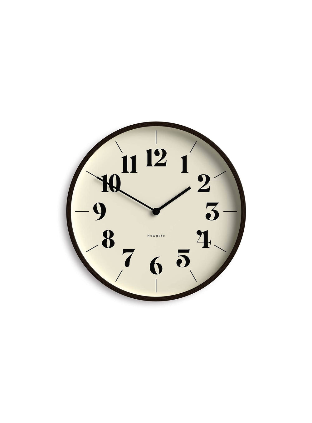 Newgate signe l’horloge murale Mr Clarke Hopscotch au charme rétro. Contreplaqué foncé.