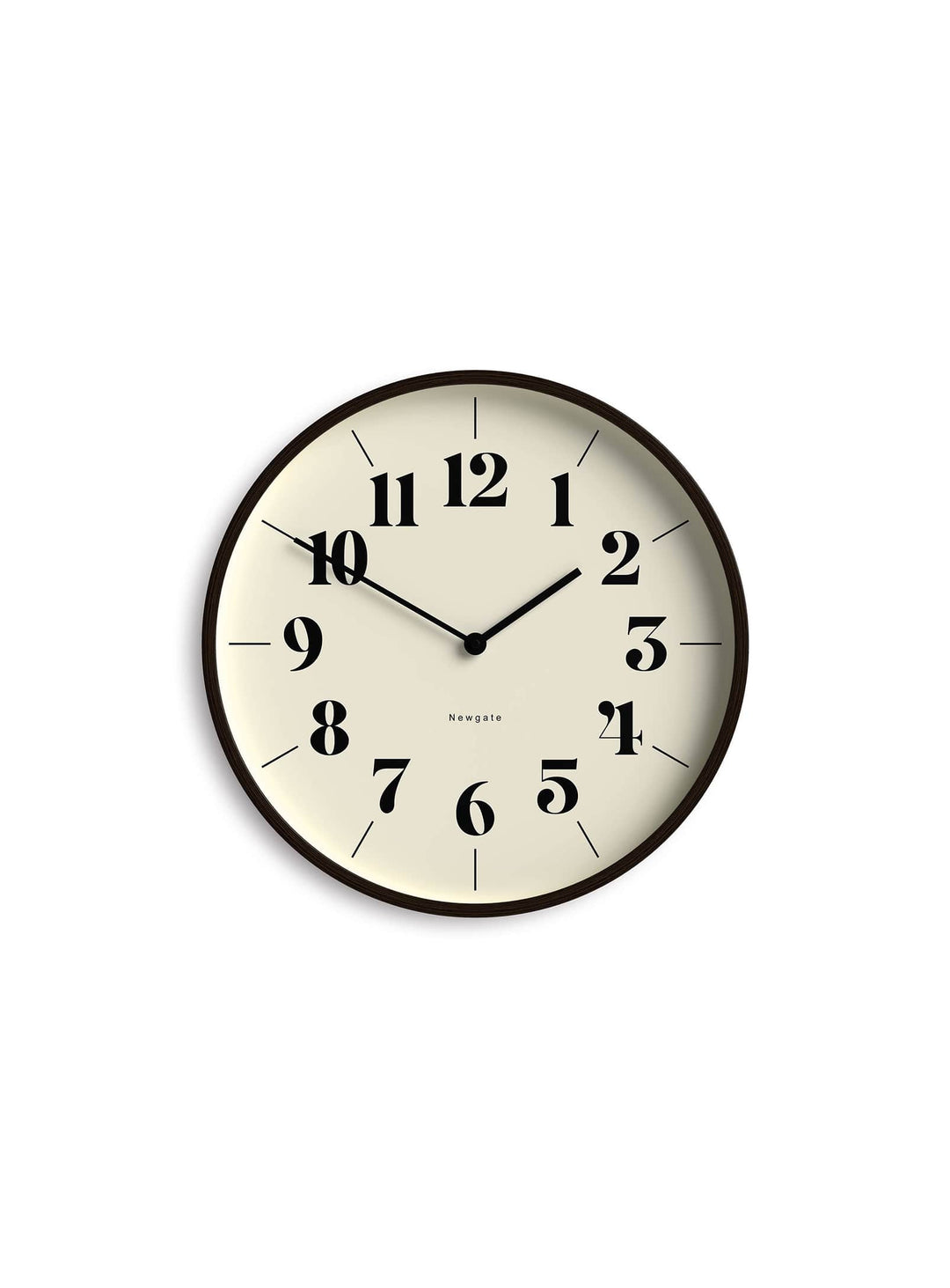 Newgate signe l’horloge murale Mr Clarke Hopscotch au charme rétro. Contreplaqué foncé.