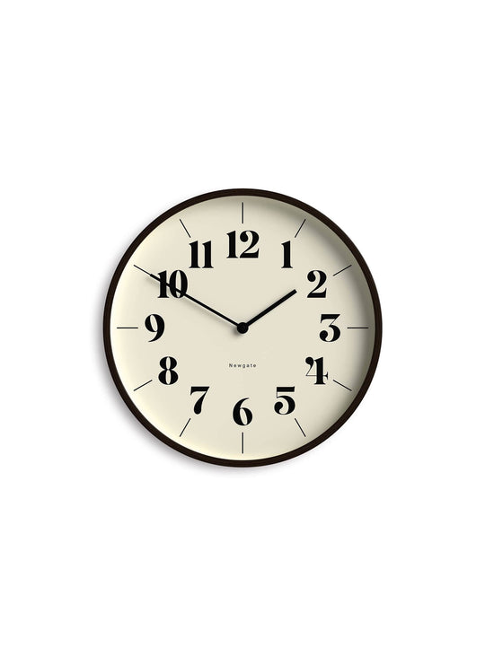 Newgate signe l’horloge murale Mr Clarke Hopscotch au charme rétro. Contreplaqué foncé.
