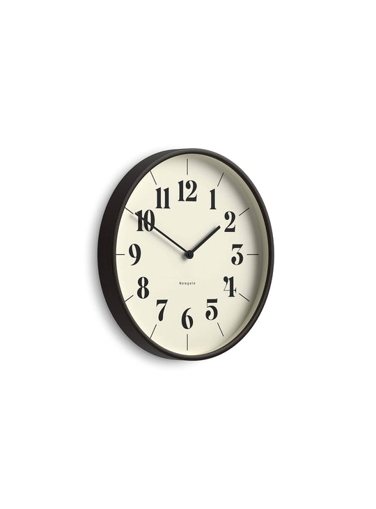 Horloge murale Mr Clarke Hopscotch : bois foncé et élégance vintage. Contreplaqué foncé.
