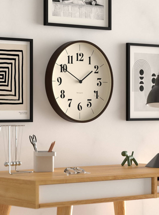 Horloge murale Mr Clarke Hopscotch par Newgate : style Mid-century chic. Contreplaqué foncé.