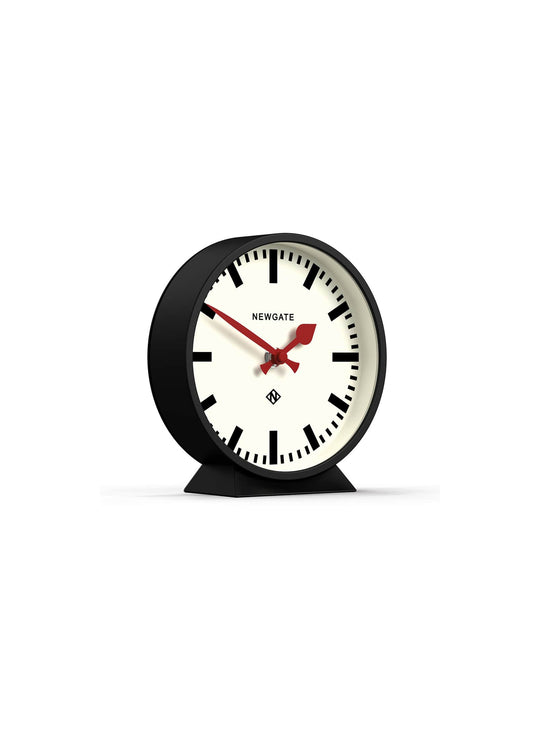 Mantel Railway par Newgate : horloge rétro moderne, cadran graphique et élégance intemporelle.
