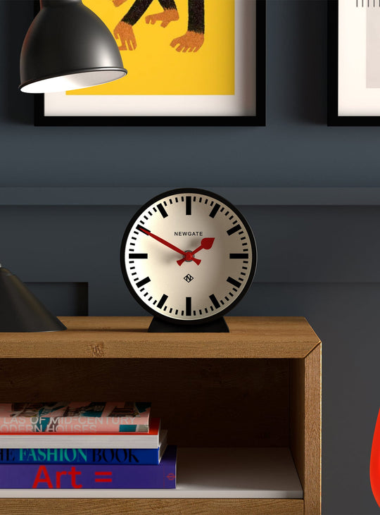 Horloge Mantel Railway de Newgate : un design rétro de gare au style industriel chic et élégant.