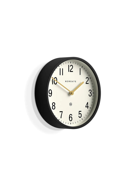 Horloge murale Mr Edwards de Newgate : élégance et robustesse au mur. Noir.