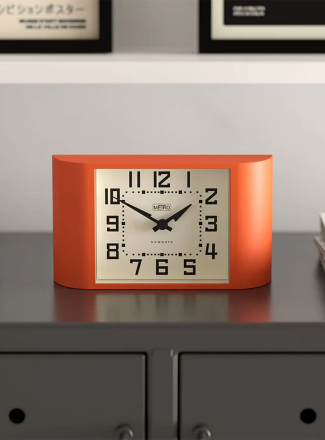 Horloge Mini Metro Newgate : horloge design compacte, style rétro et moderne. orange