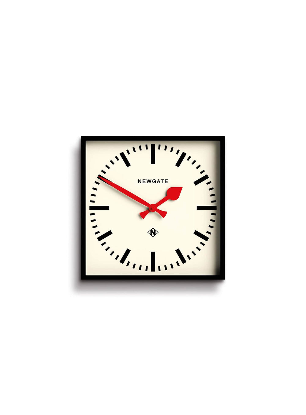 Donnez du style à vos murs avec l’horloge Number Five de Newgate, carré minimaliste et cadran lisible.