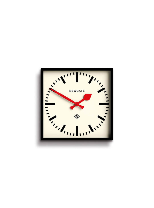 Donnez du style à vos murs avec l’horloge Number Five de Newgate, carré minimaliste et cadran lisible.
