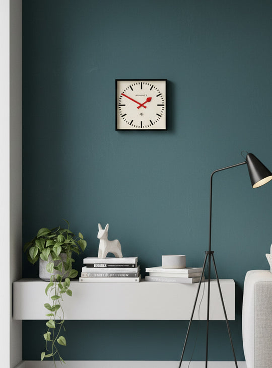 Horloge Number Five de Newgate : design carré noir mat, cadran graphique inspiré des gares et mécanisme silencieux.