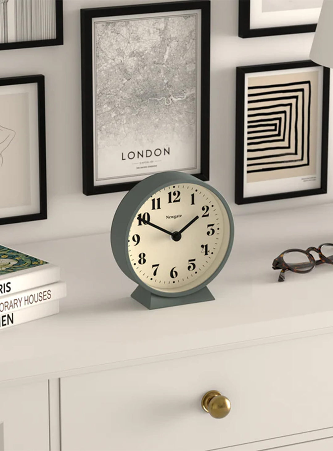 Horloge à poser Theatre Newgate : horloge design vert, style moderne et élégant.