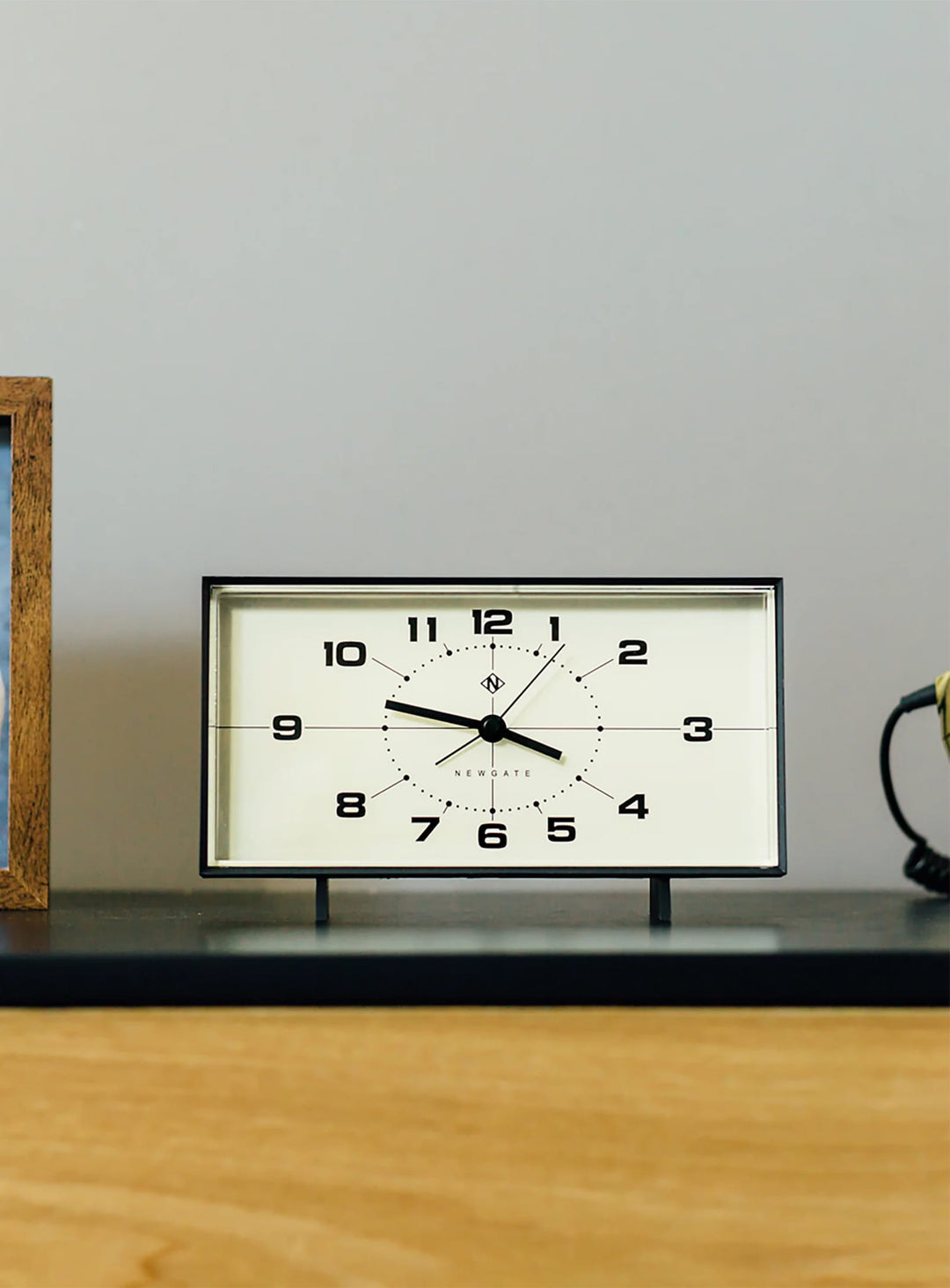 Réveil Wideboy Newgate : réveil design rétro, style années 50 et silencieux. noir et creme