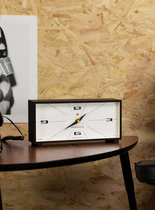 Réveil Thunderbird Mantel de Newgate : design rétro et silence parfait.