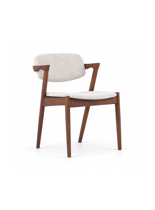 Chaise à dîner No. 42 : une chaise raffinée avec dossier incurvé et accoudoirs graphiques. beige