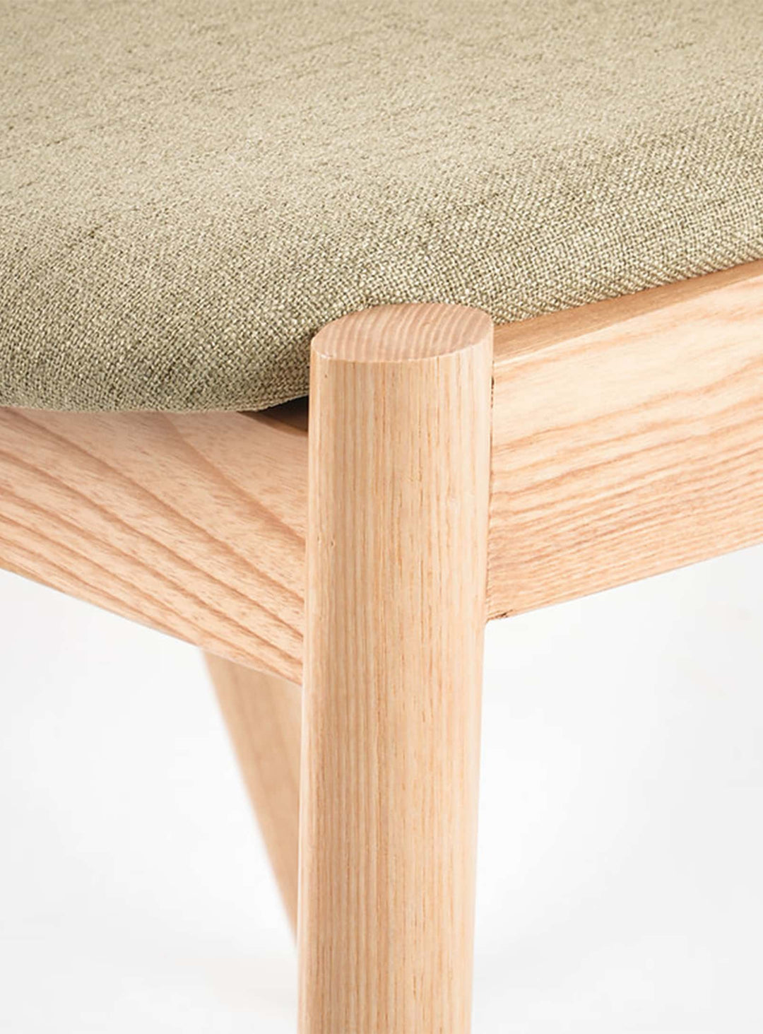 Chaise à dîner No. 42 : un modèle Mid-century élégant, pensé pour conjuguer confort et style. vert
