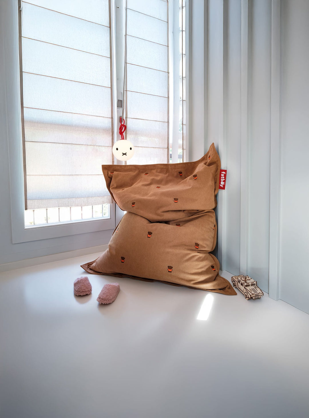 Pouf Slim Cord x Miffy Fatboy, rembourrage en billes EPS et confort sur mesure. boris