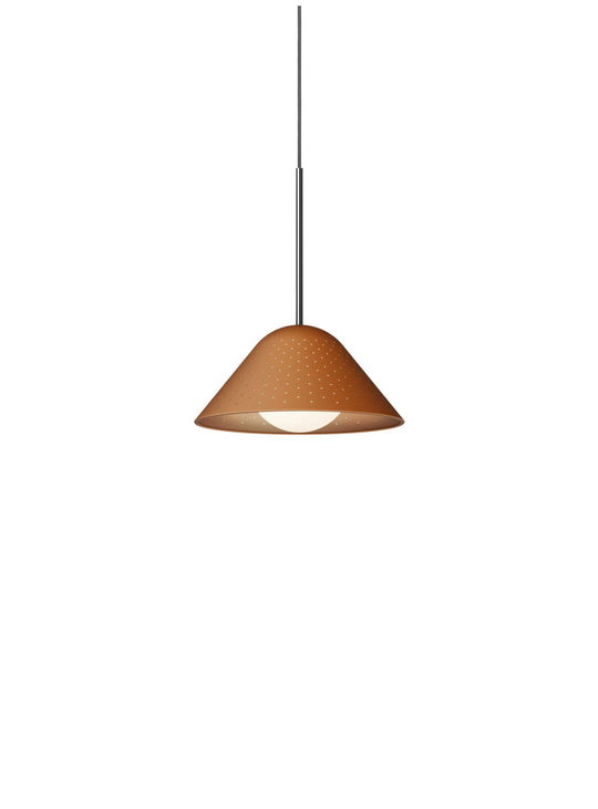 Lampe Bola Bell Pablo Designs, une suspension en aluminium perforé pensée pour une lumière douce et enveloppante. argile