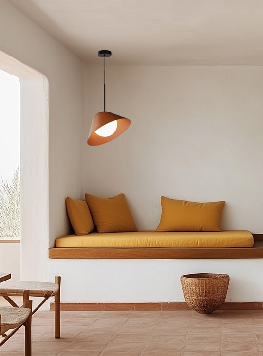 Lampe suspendue Bola Bell Pablo Designs, une pièce sculpturale idéale pour une déco contemporaine. argile