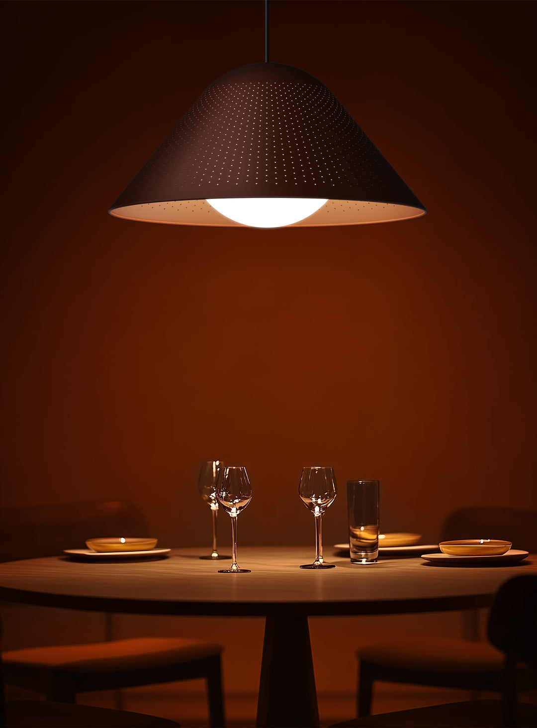 Suspension Bola Bell Pablo Designs, une lampe dimmable au design sobre et aux finitions chaleureuses. argile