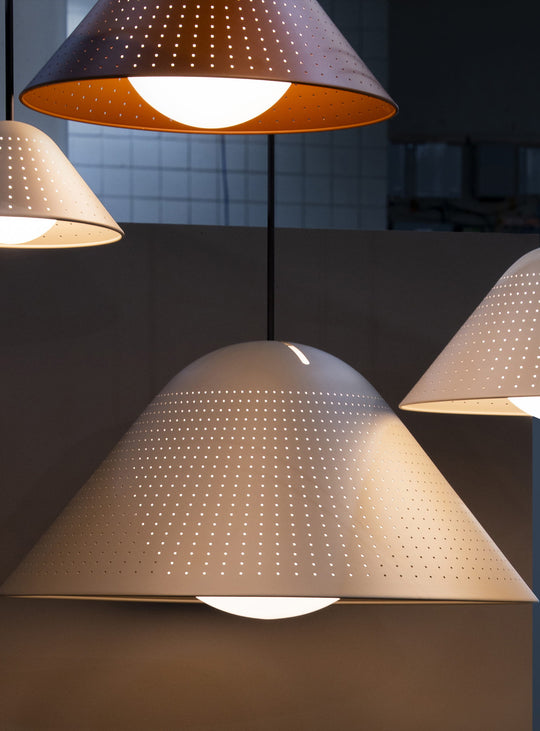 Lampe Bola Bell Pablo Designs, une suspension élégante qui mêle lumière diffuse et présence graphique. taupe