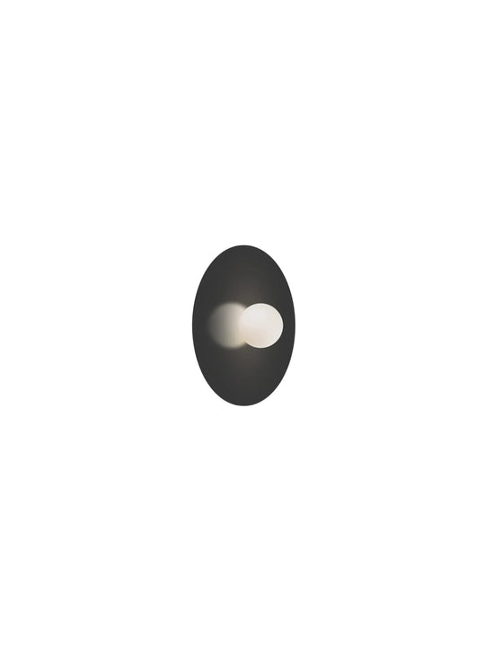 Applique Bola Disc Flush Pablo Designs, une création LED élégante qui joue avec la lumière directe et réfléchie. noir