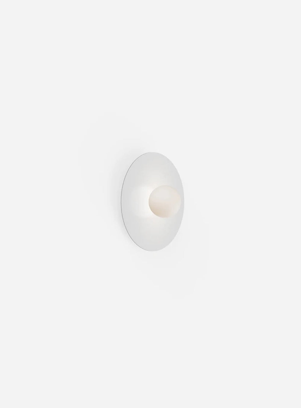 Plafonnier Bola Disc Flush Pablo Designs, un luminaire LED élégant qui diffuse une lumière douce et chaleureuse. blanc