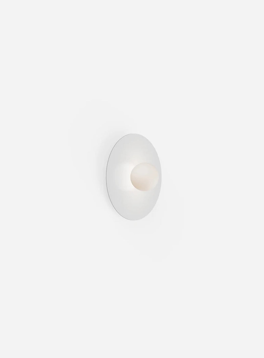 Plafonnier Bola Disc Flush Pablo Designs, un luminaire LED élégant qui diffuse une lumière douce et chaleureuse. blanc