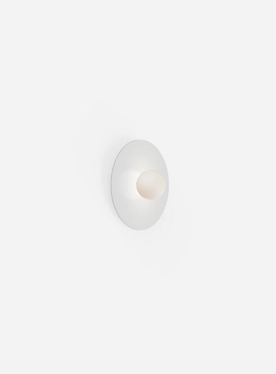 Plafonnier Bola Disc Flush Pablo Designs, un luminaire LED élégant qui diffuse une lumière douce et chaleureuse. blanc