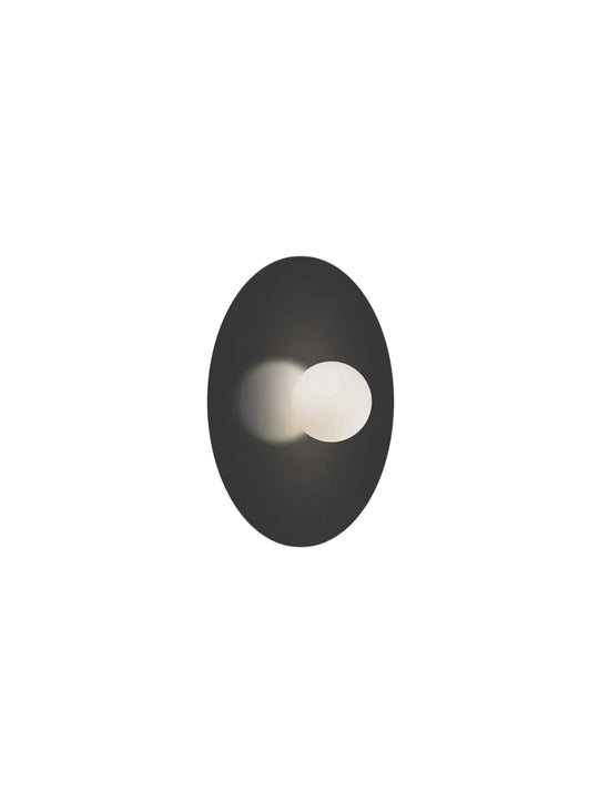 Plafonnier Bola Disc Flush Pablo Designs, une lampe compacte et expressive pour mur ou plafond. noir