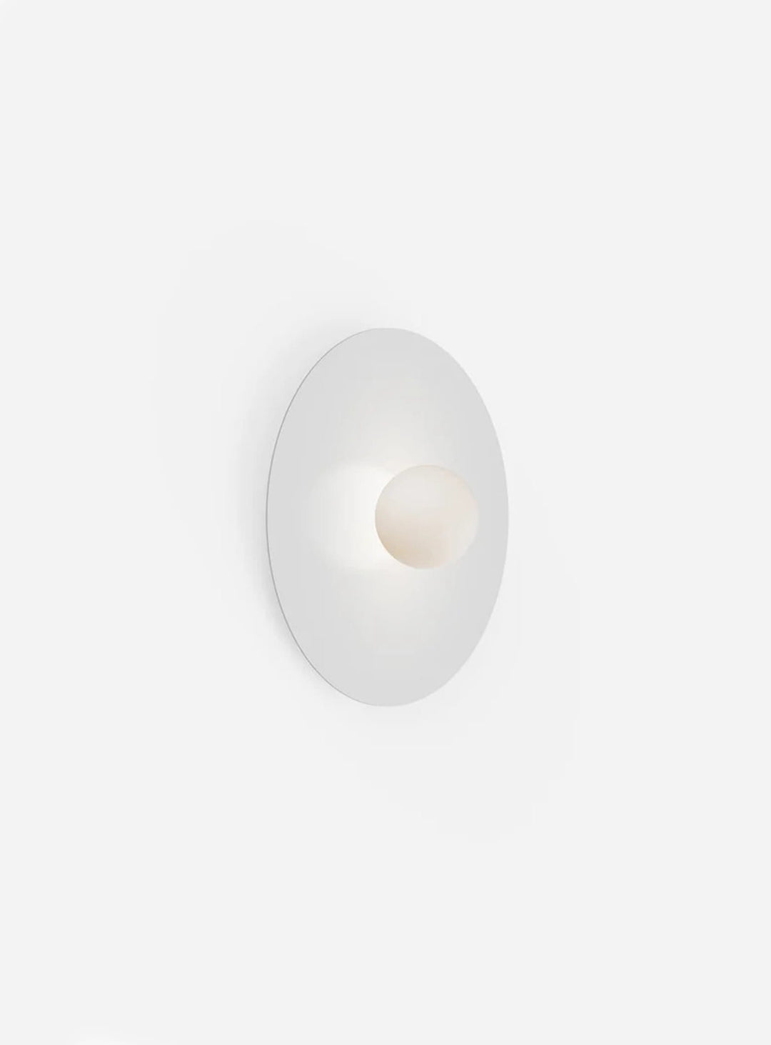 Applique Bola Disc Flush Pablo Designs, une création raffinée avec globe en verre opalin et disque métallique. blanc