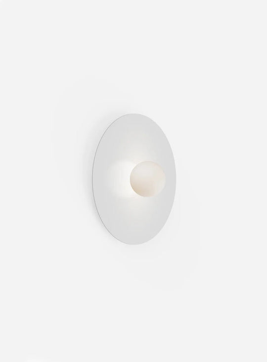 Applique Bola Disc Flush Pablo Designs, une création raffinée avec globe en verre opalin et disque métallique. blanc