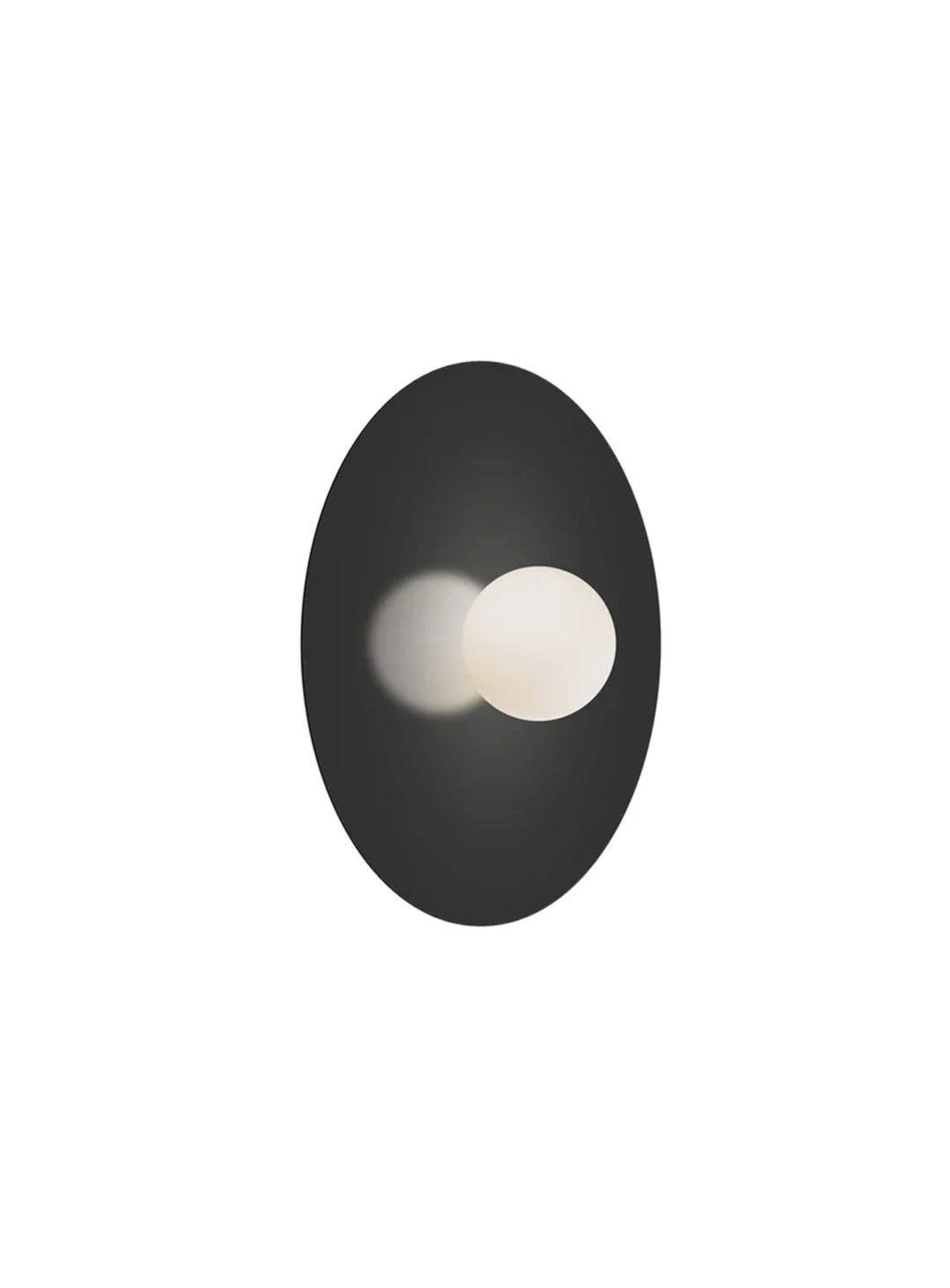 Applique Bola Disc Flush Pablo Designs, un luminaire au verre opalin qui adoucit la lumière avec élégance. noir