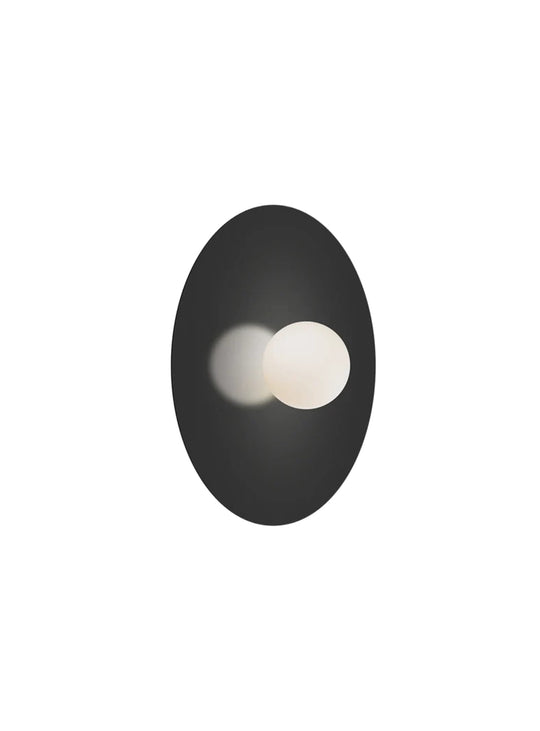 Applique Bola Disc Flush Pablo Designs, un luminaire au verre opalin qui adoucit la lumière avec élégance. noir