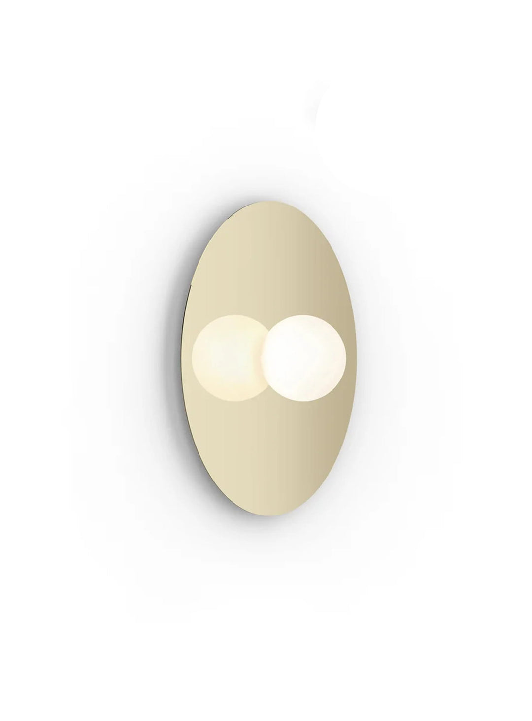 Plafonnier Bola Disc Flush Pablo Designs, une lampe LED sculpturale pensée pour créer une ambiance chaleureuse. laiton