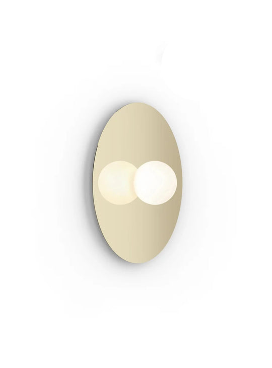 Plafonnier Bola Disc Flush Pablo Designs, une lampe LED sculpturale pensée pour créer une ambiance chaleureuse. laiton