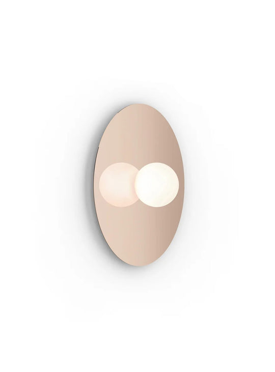 Plafonnier Bola Disc Flush Pablo Designs, avec globe opalin et finitions chrome, laiton, or rose ou blanc. or rose