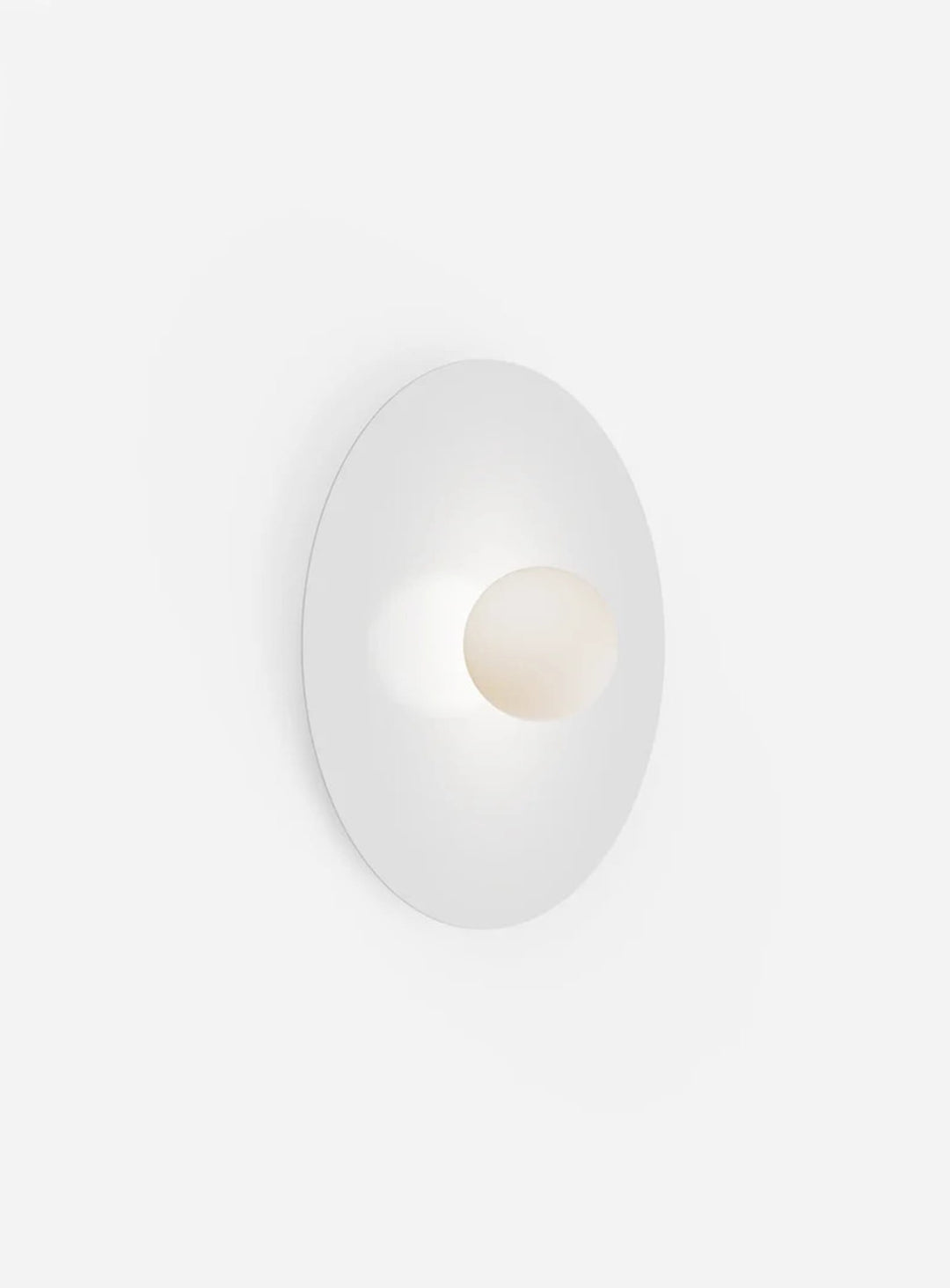 Plafonnier Bola Disc Flush Pablo Designs, une lampe design entièrement dimmable pour moduler l’ambiance. blanc