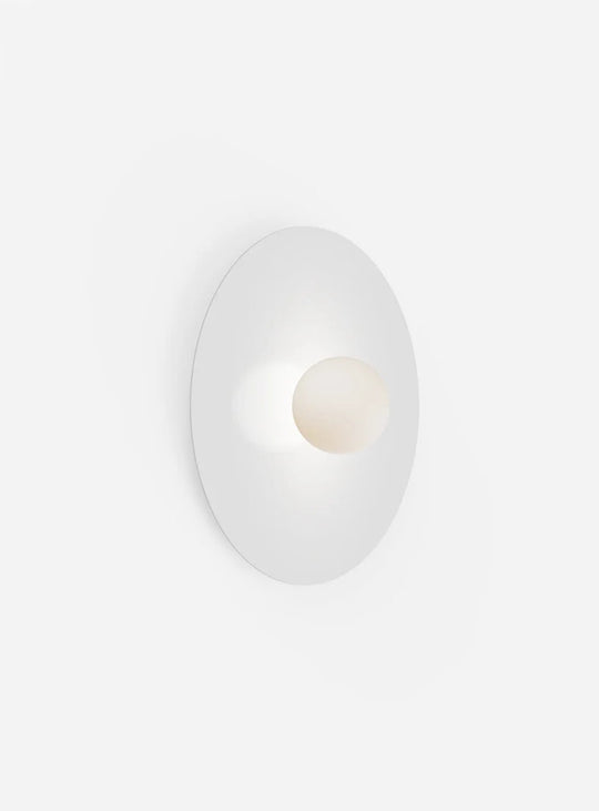 Plafonnier Bola Disc Flush Pablo Designs, une lampe design entièrement dimmable pour moduler l’ambiance. blanc