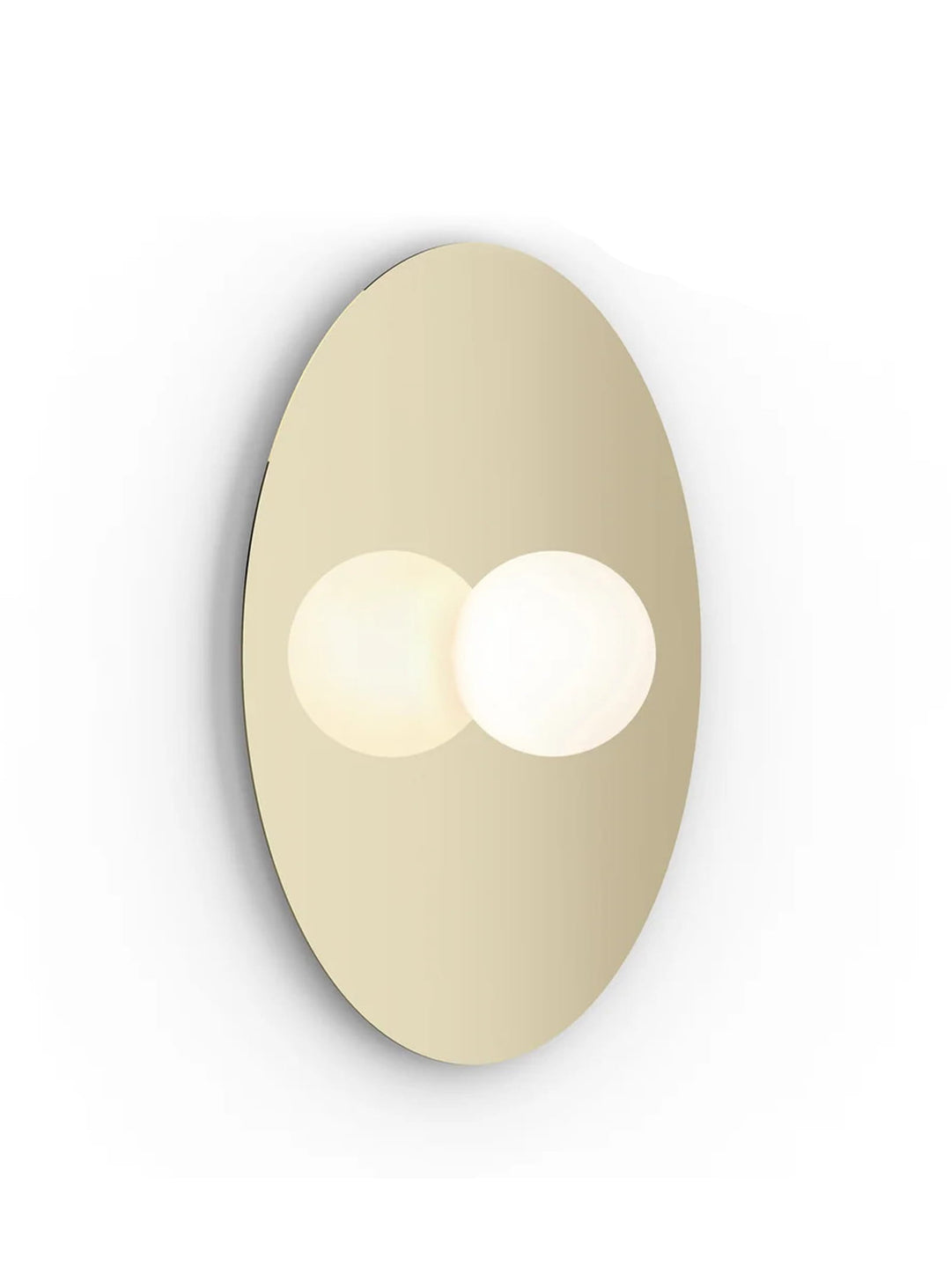 Applique Bola Disc Flush Pablo Designs, un luminaire dimmable au globe en verre opalin doux et raffiné. laiton
