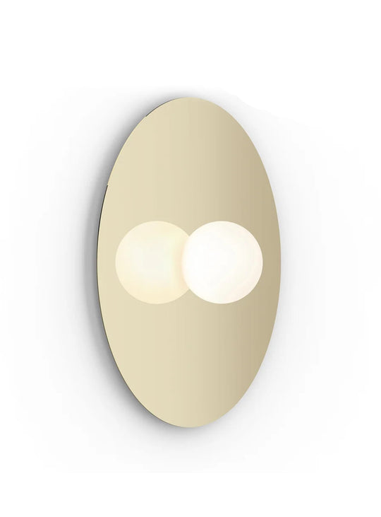 Applique Bola Disc Flush Pablo Designs, un luminaire dimmable au globe en verre opalin doux et raffiné. laiton