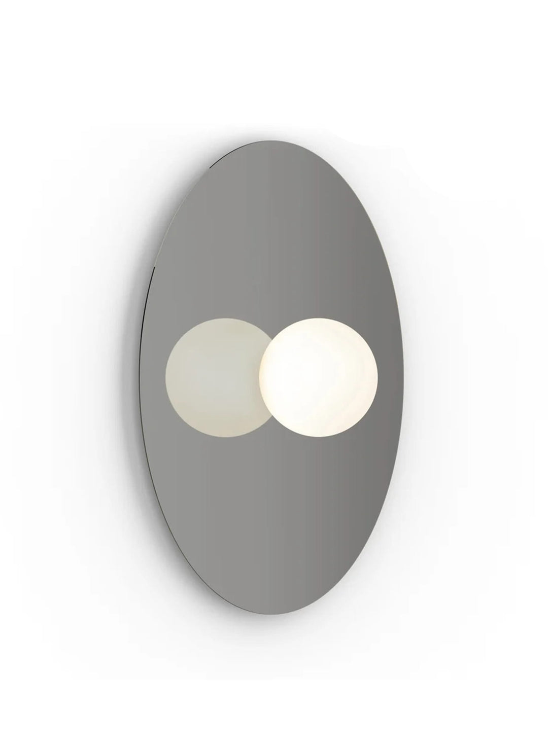 Plafonnier Bola Disc Flush Pablo Designs, un luminaire sculptural idéal pour les intérieurs modernes. métal
