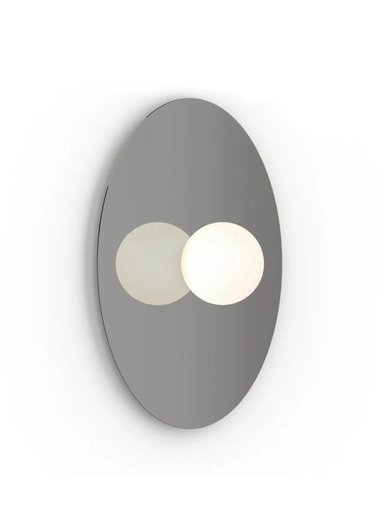Plafonnier Bola Disc Flush Pablo Designs, un luminaire sculptural idéal pour les intérieurs modernes. métal