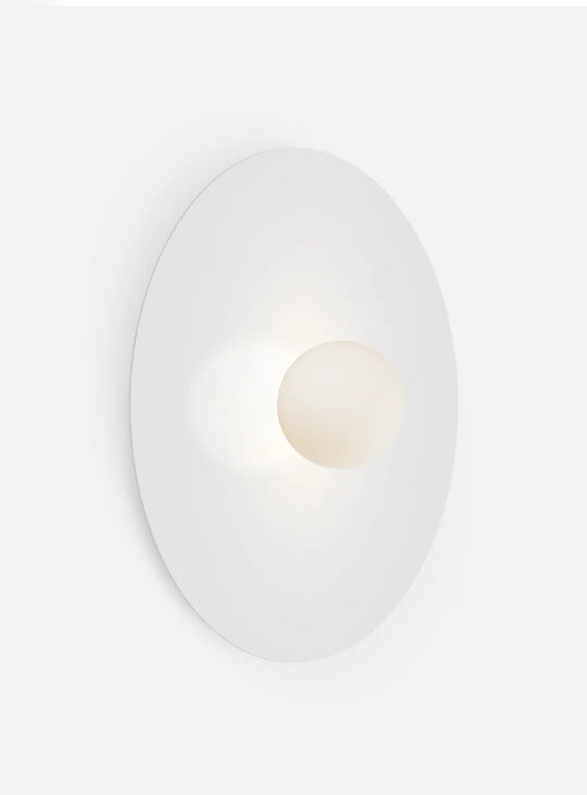 Applique Bola Disc Flush Pablo Designs, un luminaire contemporain disponible en plusieurs finitions métalliques. blanc