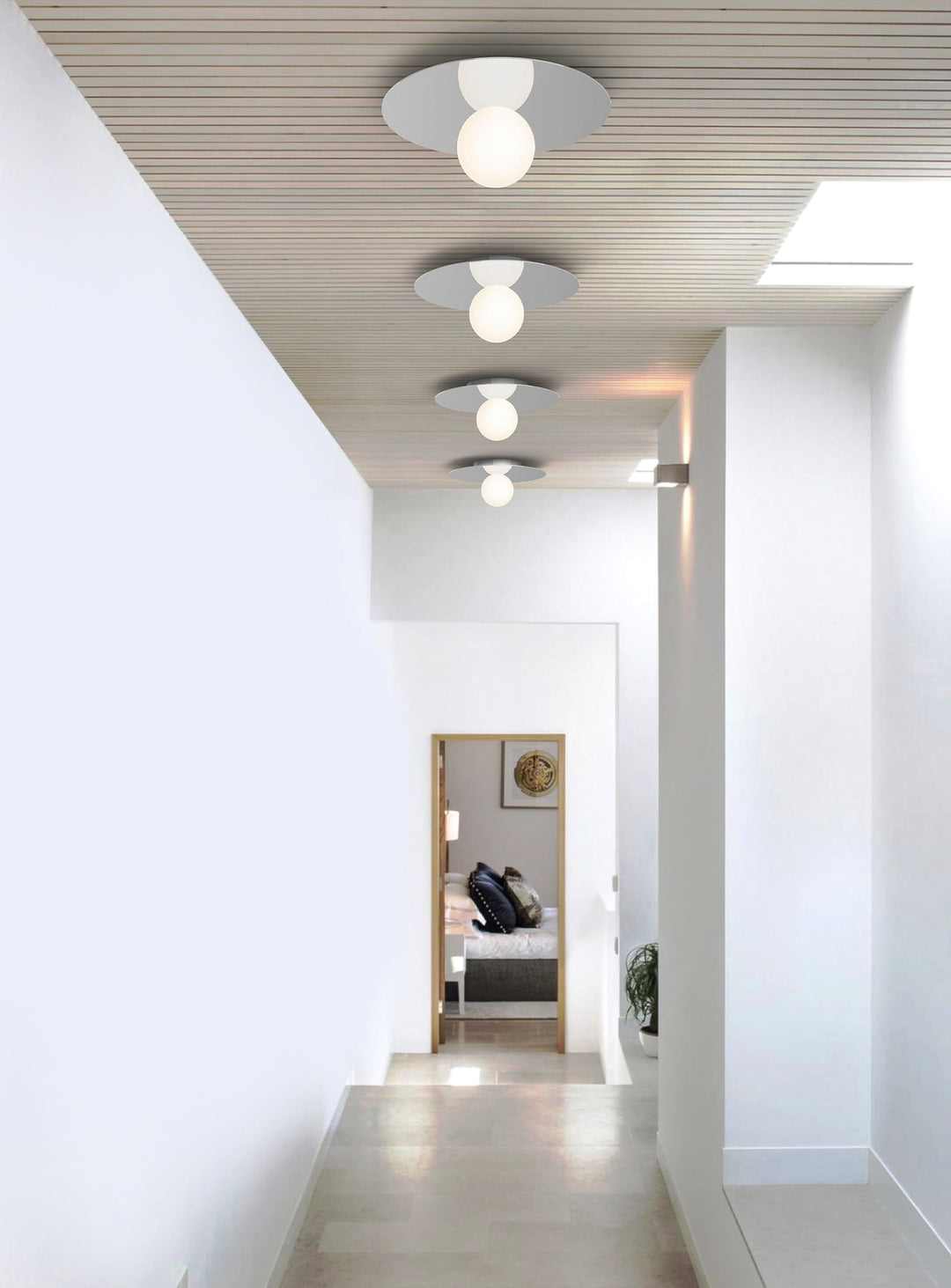 Applique Bola Disc Flush Pablo Designs, une lampe contemporaine au globe opalin et au disque métallique. chrome