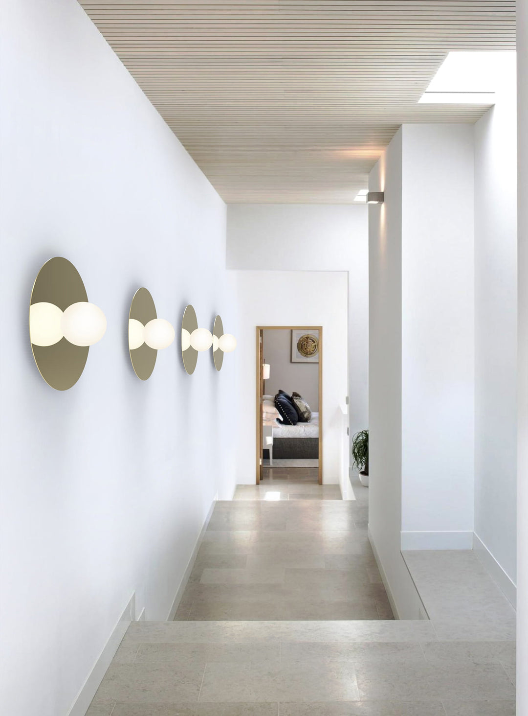 Applique Bola Disc Flush Pablo Designs, une lampe LED dimmable au globe opalin et au design sculptural. laiton