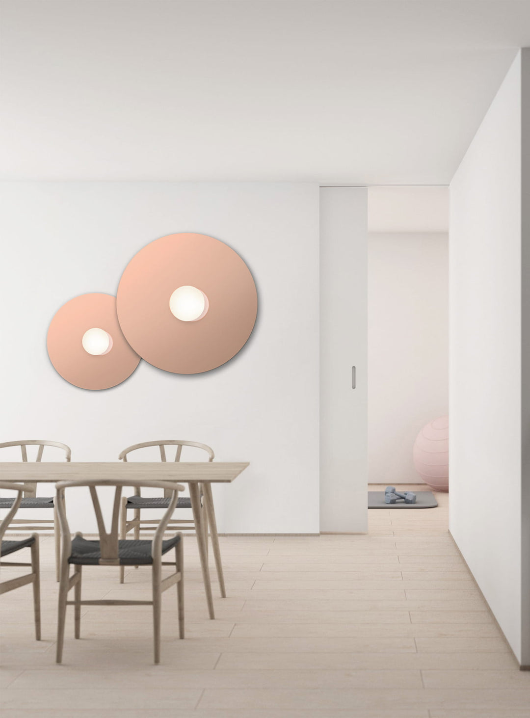 Plafonnier Bola Disc Flush Pablo Designs, un luminaire élégant qui allie performance lumineuse et design. or rose