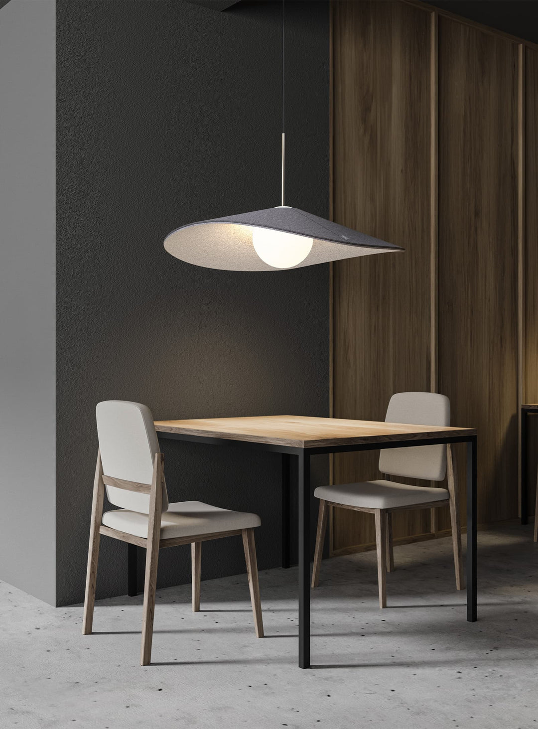 Lampe suspendue Bola Felt de Pablo Designs, avec abat-jour en feutre inclinable et diffuseur globe en verre opalin. 32"