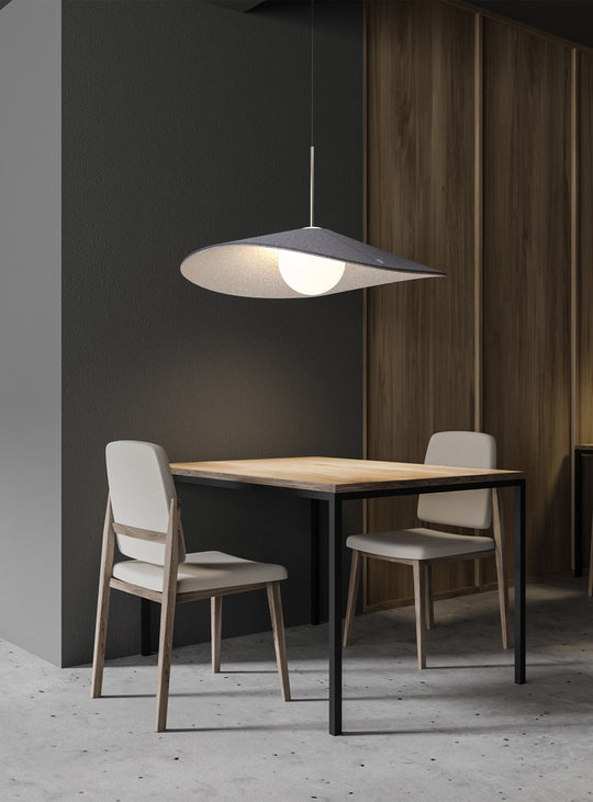Lampe suspendue Bola Felt de Pablo Designs, avec abat-jour en feutre inclinable et diffuseur globe en verre opalin. 32"