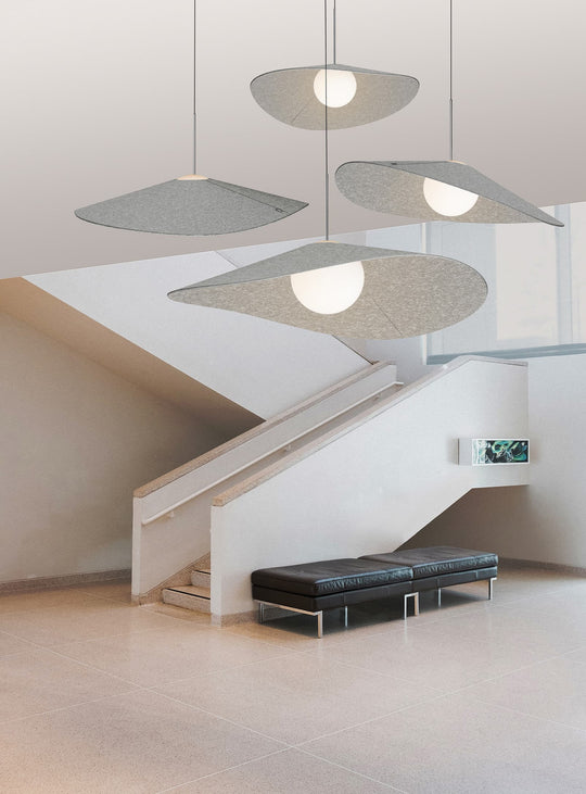 La lampe suspendue Bola Felt de Pablo Designs combine feutre de laine, verre opalin et silhouette sculpturale. 32"