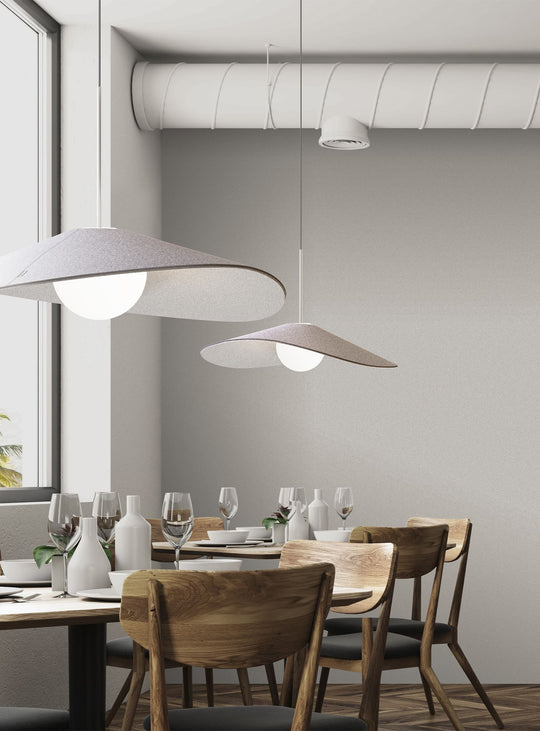 Lampe suspendue Bola Felt de Pablo Designs, un luminaire artistique avec abat-jour inclinable pour orienter la lumière. 32"